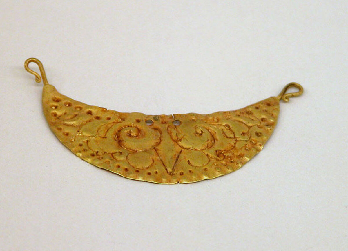 Cresecent Moon-Shaped Pendant with Foliate Design, Gold, Indonesia (Java) 