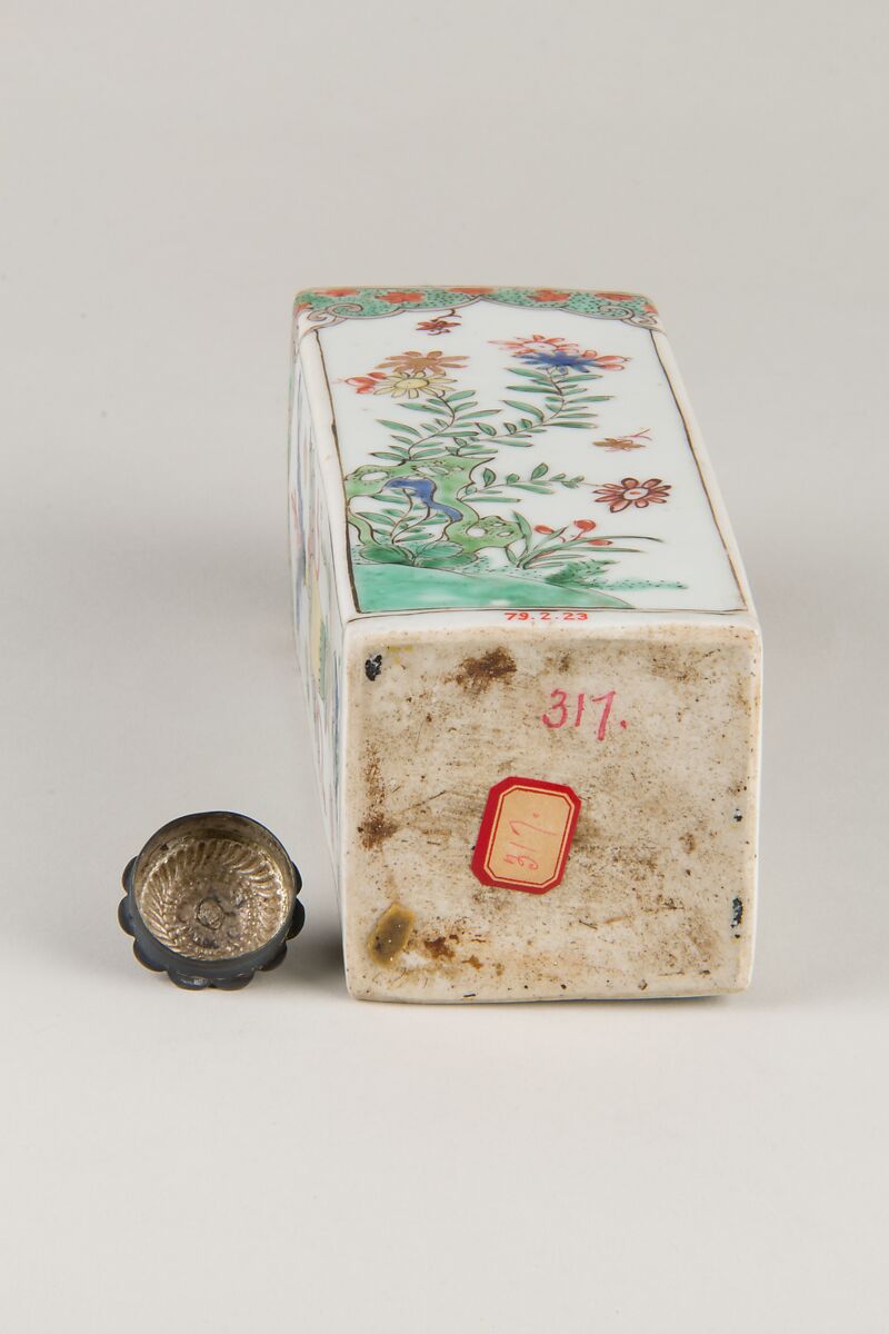 Square vase with archaisitic vessels and flowers, Porcelain painted in overglaze polychrome enamels (Jingdezhen ware), China