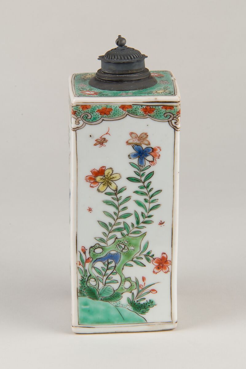 Square vase with archaisitic vessels and flowers, Porcelain painted in overglaze polychrome enamels (Jingdezhen ware), China