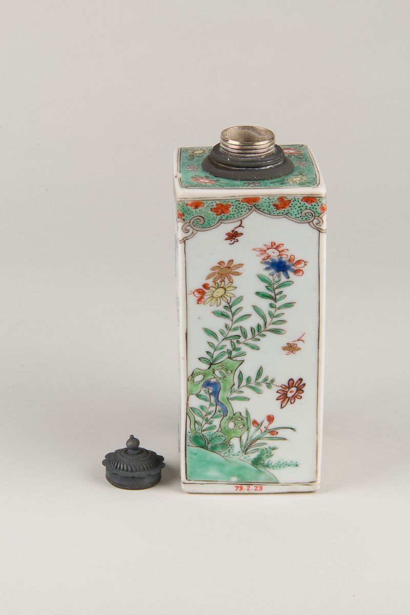 Square vase with archaisitic vessels and flowers, Porcelain painted in overglaze polychrome enamels (Jingdezhen ware), China