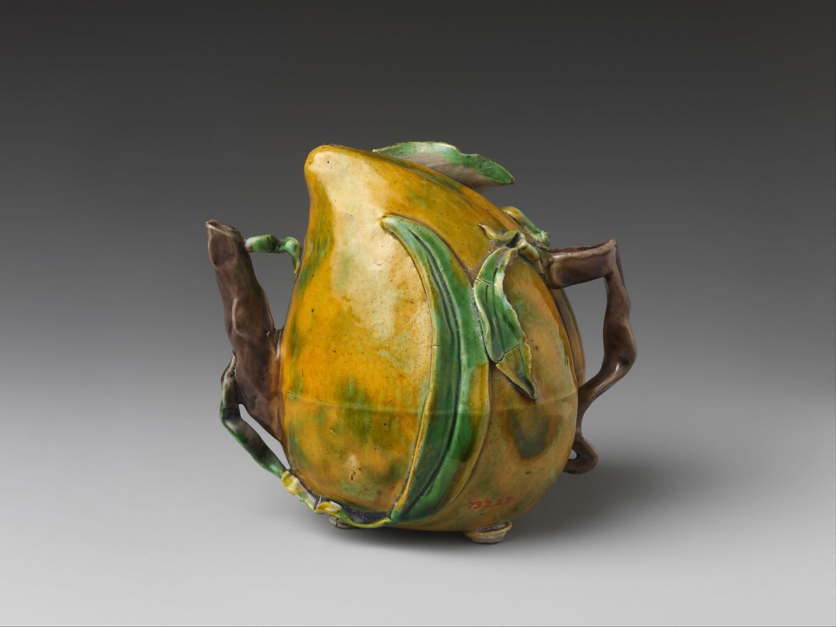 Ewer in the shape of a peach, Porcelain with colored glazes (Jingdezhen ware), China