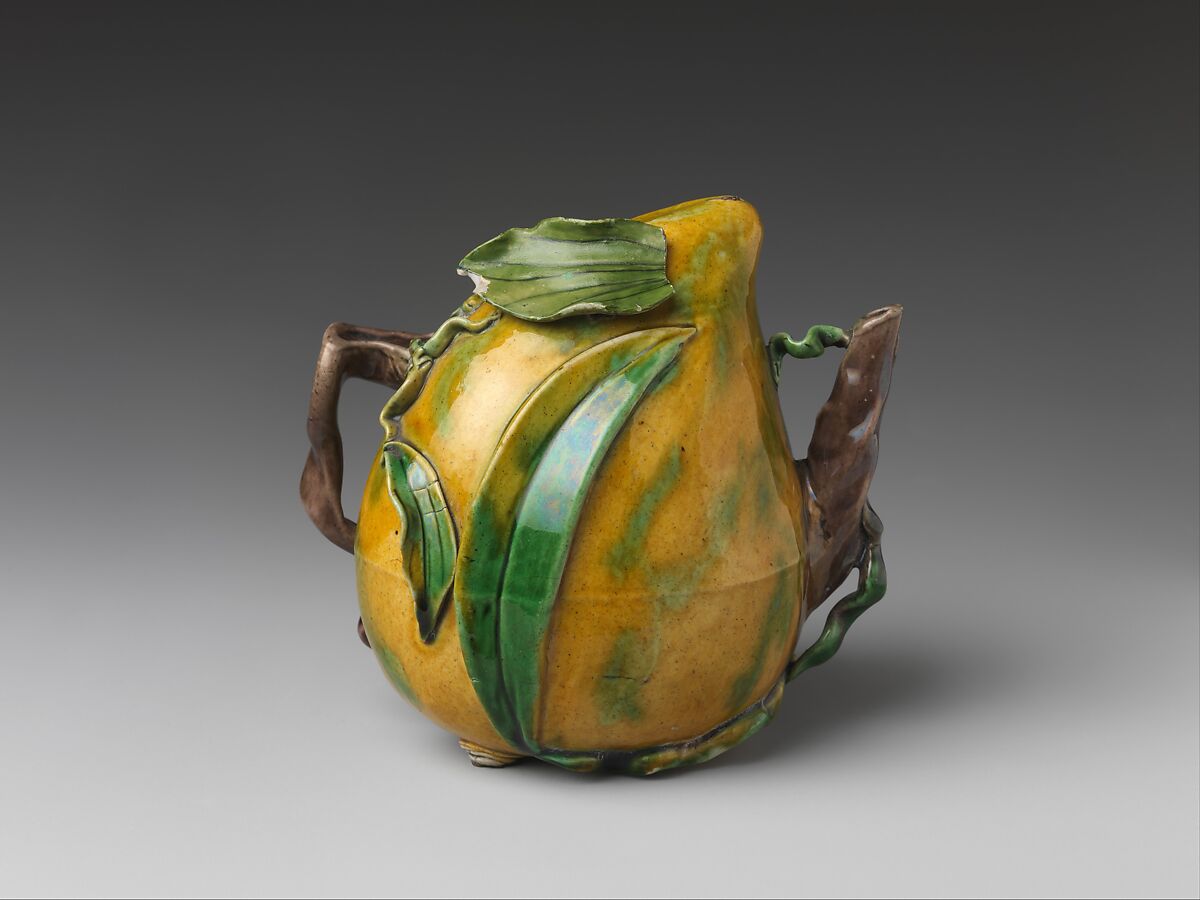 Ewer in the shape of a peach, Porcelain with colored glazes (Jingdezhen ware), China 