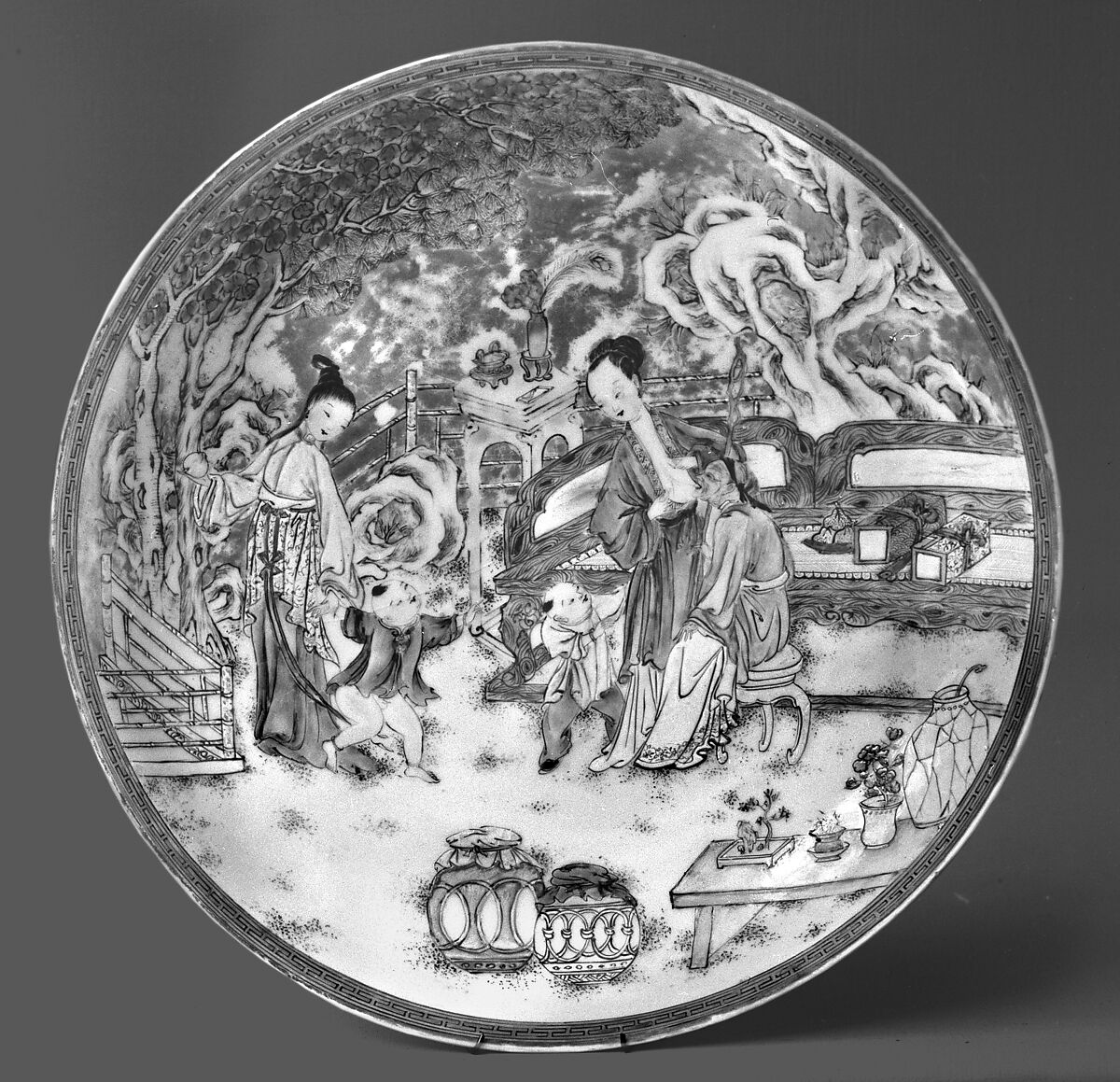Dish with ladies, Porcelain painted in overglaze polychrome enamels and gilt (Jingdezhen ware), China 