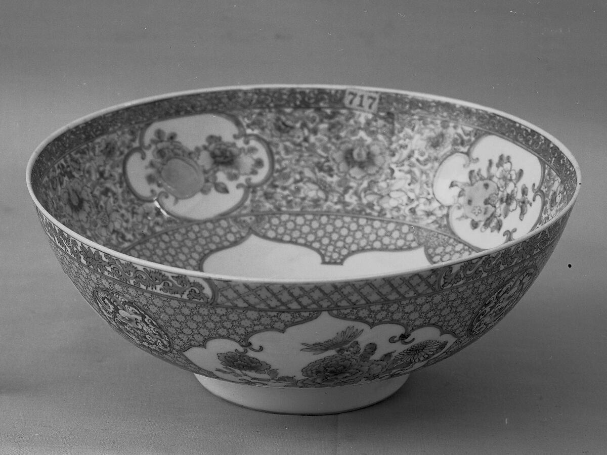 Bowl, Porcelain painted in overglaze famille rose enamels, China 