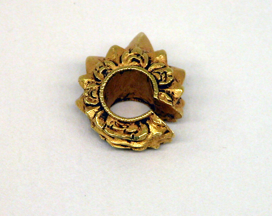 Ear Clip in the Shape of a Starfruit with Foliate Design, Gold, Indonesia (Java) 