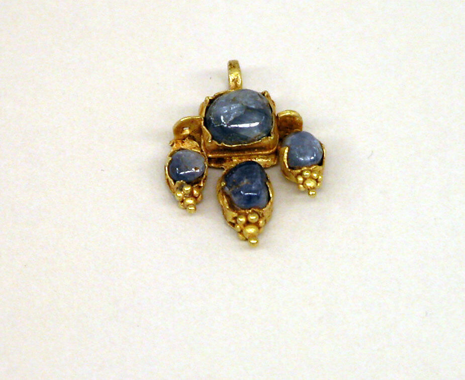 Pendant with Keben Fruit Motifs, Gold with four blue stones, Indonesia (Java) 