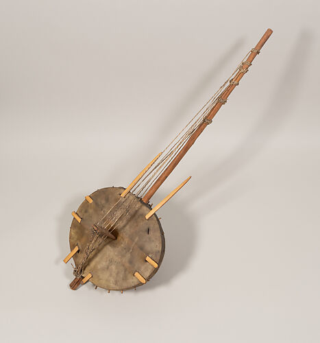 File:Kora, instrument de musique en pays Mandingue( (appelé Griots) et  utilisé aussi par les chasseurs traditionnel appelés Dozo (sur pieds).jpg -  Wikimedia Commons