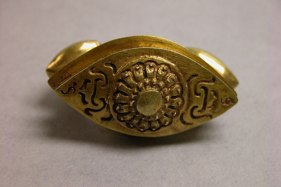 Ring with Almond-Shaped Bezel with "Sri" Inscription, Gold, Indonesia (Java) 