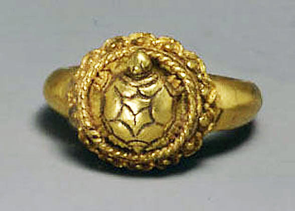 Ring with Tortoise Motif on Circular Bezel, Gold, Indonesia (Java) 