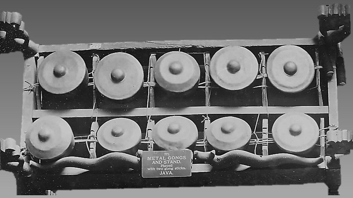 Bonang Barung or Kromo, Bronze, wood, felt, polychrome, Javanese