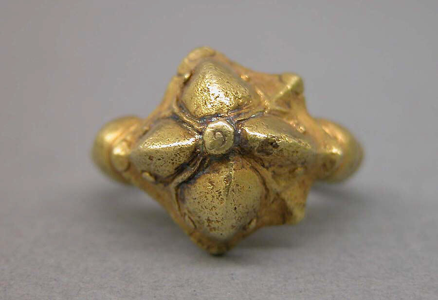 Ring with Domed Bezel of Foliate Shape, Gold, Indonesia (Java)