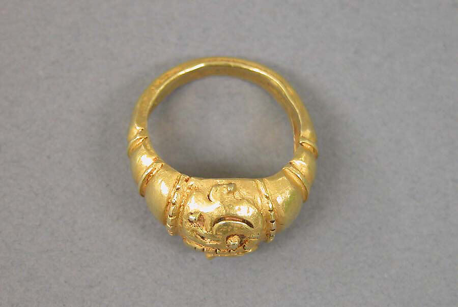 Ring with Scroll Pattern Design on Bezel, Gold, Indonesia (Java) 