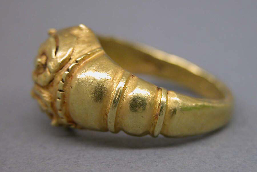 Ring with Scroll Pattern Design on Bezel, Gold, Indonesia (Java)