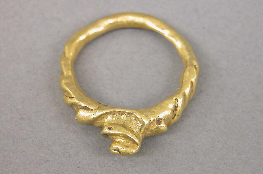 Ring with Stylized Flame Motif and Ribbed Hoop, Gold, Indonesia (Java) 
