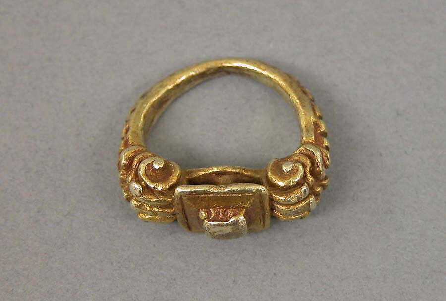 Stirrup-shaped Ring with Square Bezel, Gold, Indonesia (Java)
