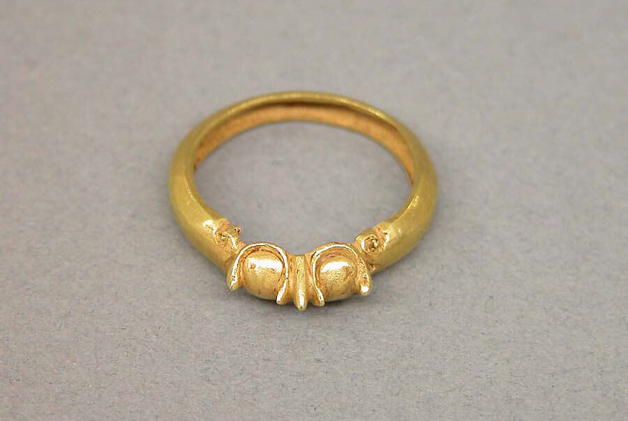 Ring with Double Vegetal Motifs, Gold, Indonesia (Java) 