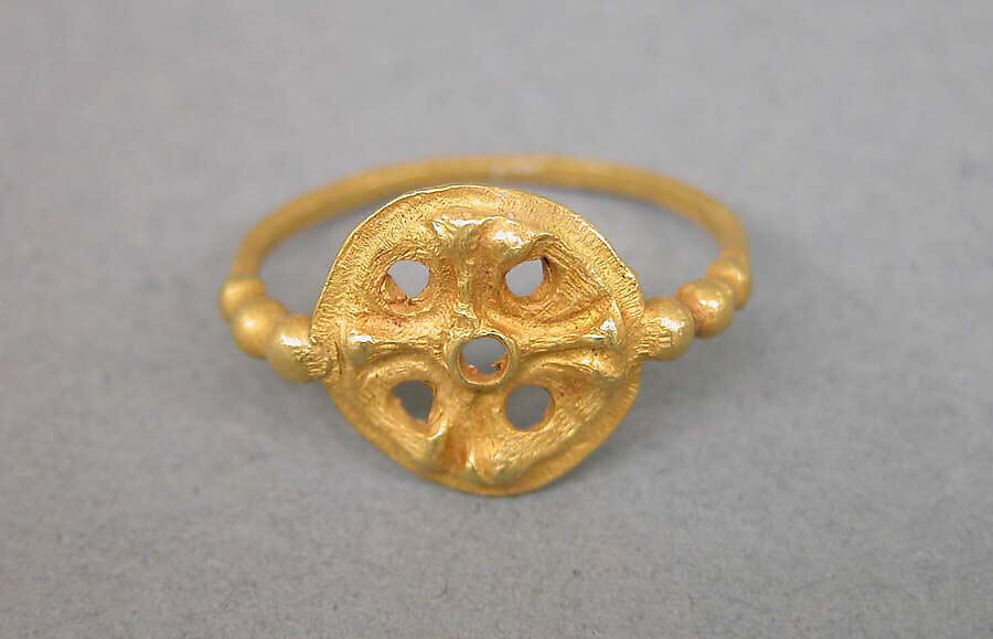 Ring with Discus of Vishnu, Gold, Indonesia (Java) 