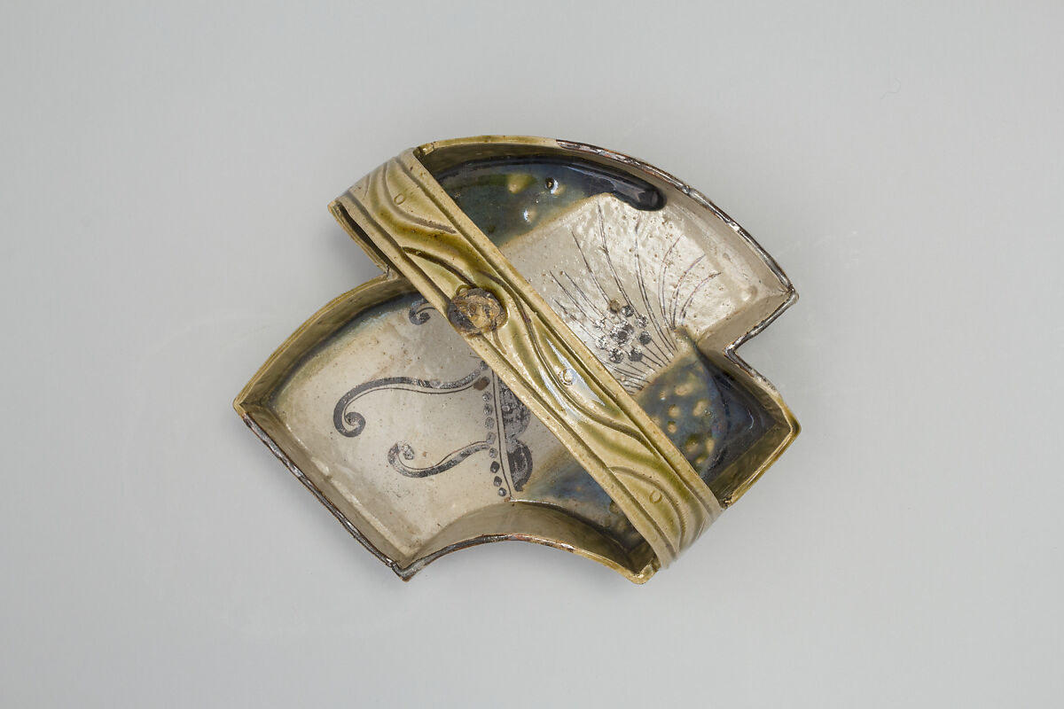 織部扇面形手鉢, Stoneware with iron brown under transparent glaze and copper-green glaze (Mino ware, Oribe type), Japan