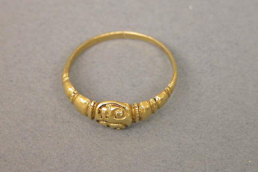 Ring with Raised Circular Bezel and Ribbed Hoop, Gold, Indonesia (Java) 