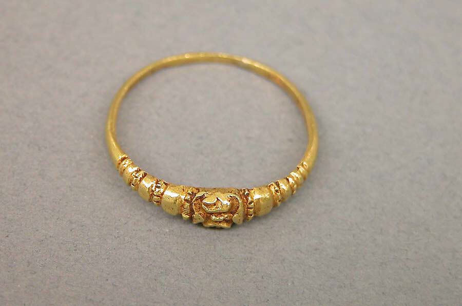 Ring with Ribbed and Notched Hoop, Gold, Indonesia (Java) 