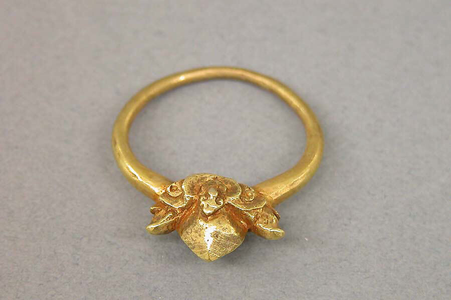 Ring with Pyramid Shaped Bezel, Gold, Indonesia (Java) 