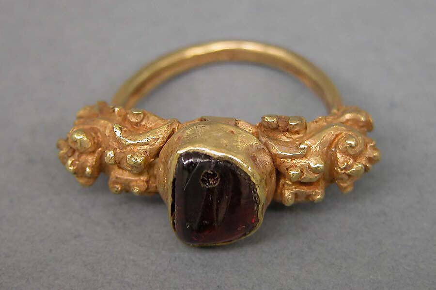 Stirrup-shaped Ring with Red Stone, Gold with red stone, Indonesia (Java) 