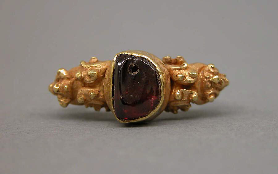 Stirrup-shaped Ring with Red Stone, Gold with red stone, Indonesia (Java)