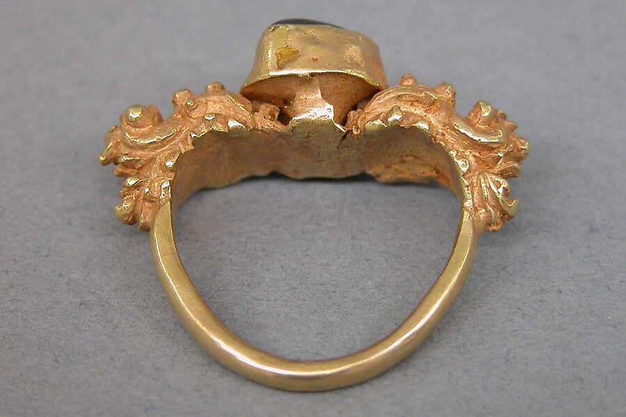 Stirrup-shaped Ring with Red Stone, Gold with red stone, Indonesia (Java)