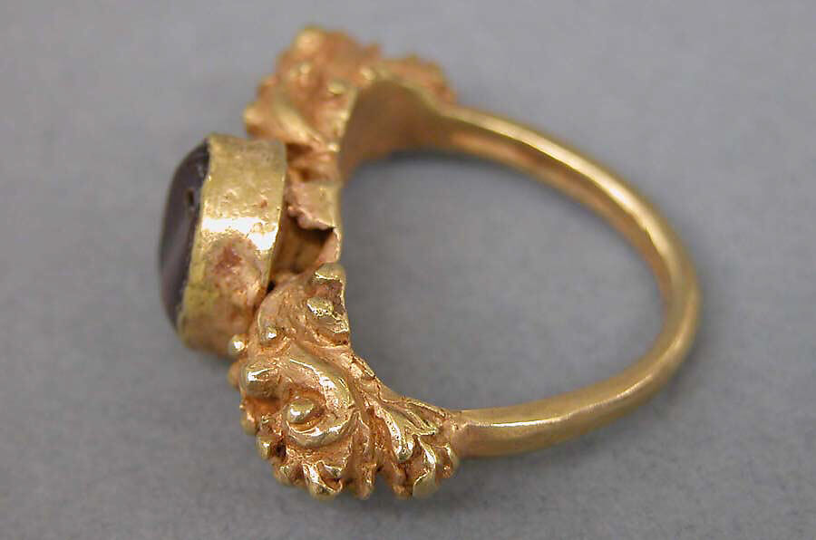 Stirrup-shaped Ring with Red Stone, Gold with red stone, Indonesia (Java)