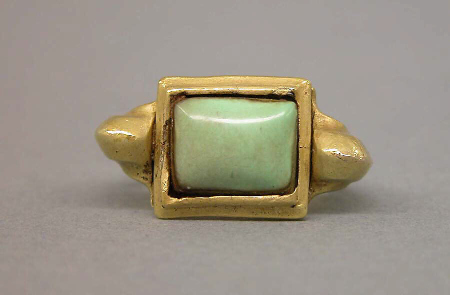 Stirrup-shaped Ring with Green Stone in Square Mount, Gold with green stone, Indonesia (Java)