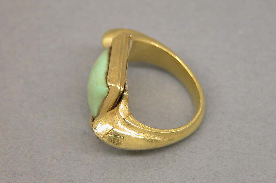 Stirrup-shaped Ring with Green Stone in Square Mount, Gold with green stone, Indonesia (Java)