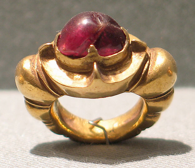 Ring Inlaid with Oval-Shaped Red Stone with Ribbed Hoop, Gold with red stone, Indonesia (Java) 