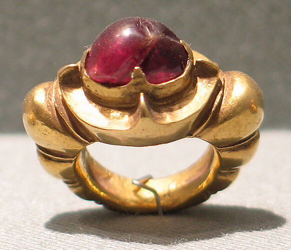 Ring Inlaid with Oval-Shaped Red Stone with Ribbed Hoop
