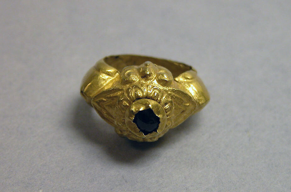 Ring with Purple Stone in Lotus-shaped Mount, Gold with purple stone, Indonesia (Java) 