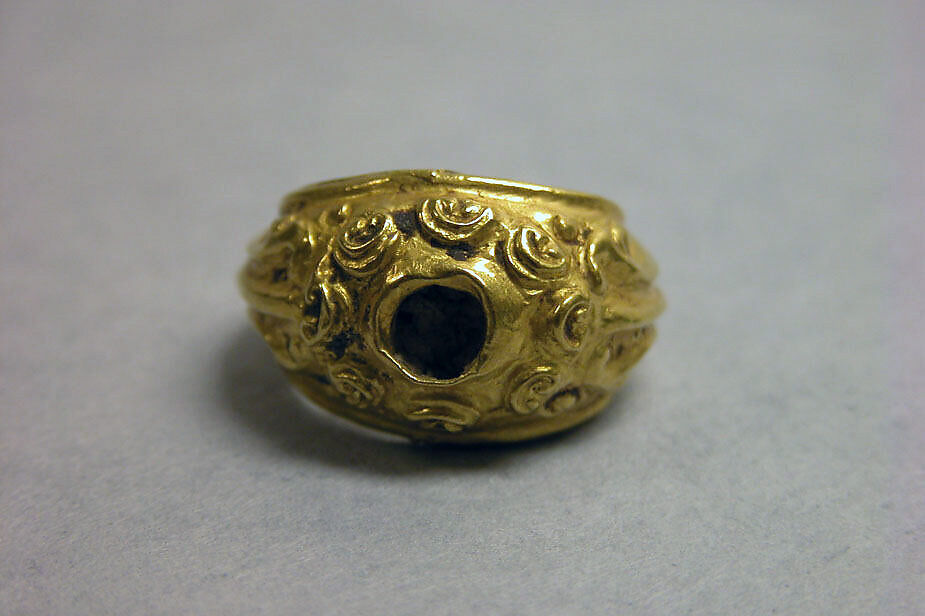 Stirrup-shaped Ring with Oval Bezel, Gold, Indonesia (Java) 