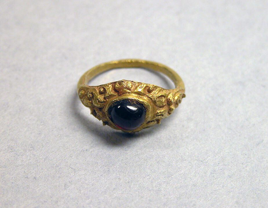 Stirrup-shaped Ring with Purple Stone, Gold with purple stone, Indonesia (Java) 