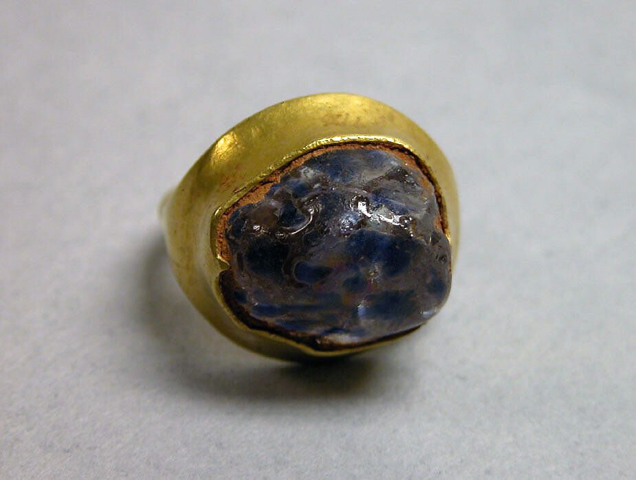Stirrup-shaped Ring with Transparent Blue Stone, Gold with blue stone, Indonesia (Java) 