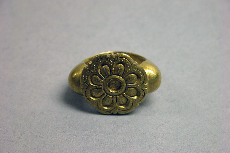 Stirrup-shaped Ring with Lotus Pattern on Bezel, Gold, Indonesia (Java) 