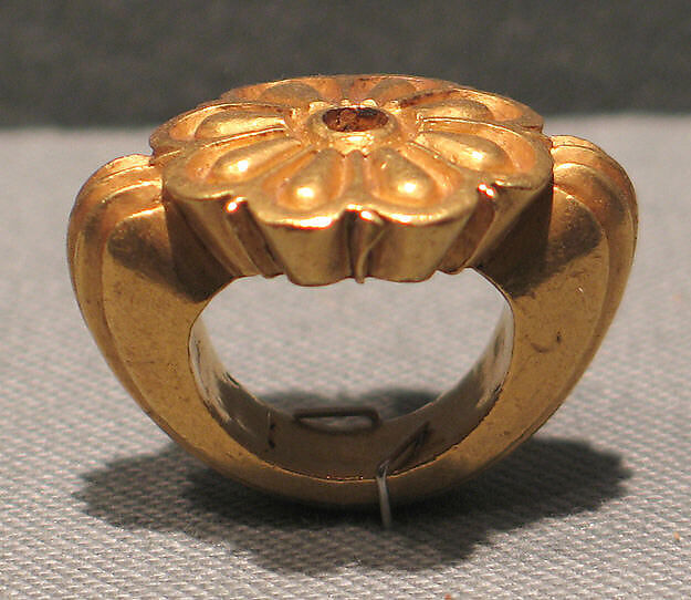 Stirrup-Shaped Ring with Open Lotus Design on Bezel, Gold, Indonesia (Java)