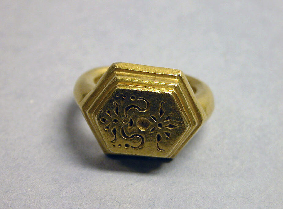 Ring with Circular Bezel and "Sri" Inscription, Gold, Indonesia (Java) 