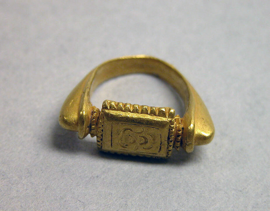 Stirrup-shaped Ring with Rectangular Bezel with "Sri", Gold, Indonesia (Java) 