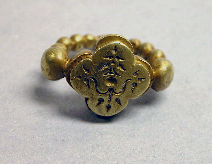 Ring with Quatrefoil-shaped Bezel with "Sri" Inscription, Gold, Indonesia (Java) 