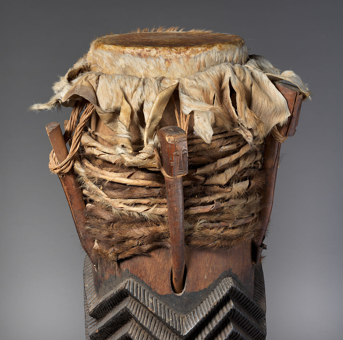 Fokwé (long drum), Wood, fur, Attie people, Akan cluster