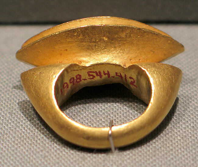 Stirrup-Shaped Ring with Oblong Bezel with Nagari Script, Gold, Indonesia (Java) 