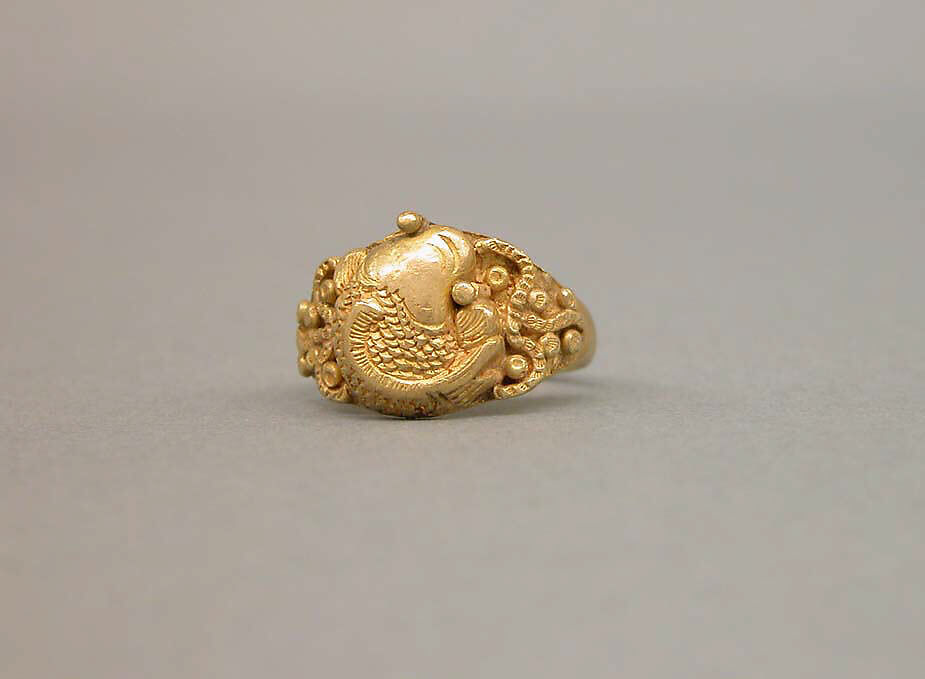 Ring with Oval Bezel and Raised Design of Fish, Gold, Indonesia (Java)