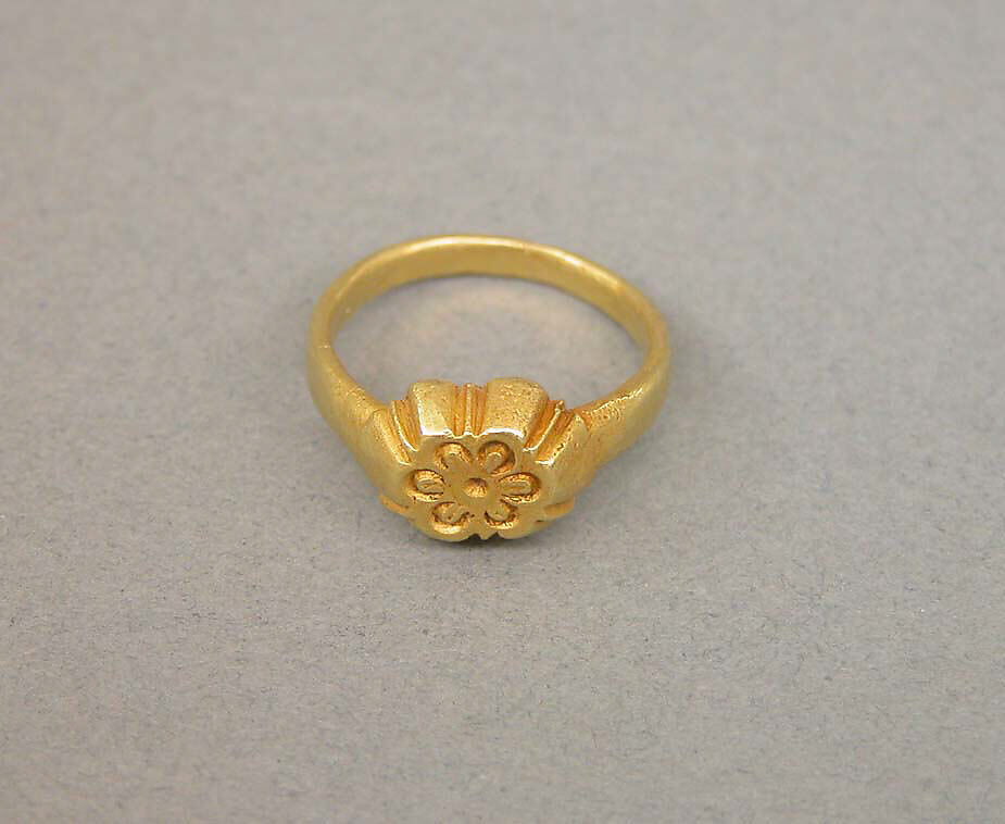 Ring with Floral-Shaped Bezel and Design Details, Gold, Indonesia (Java) 