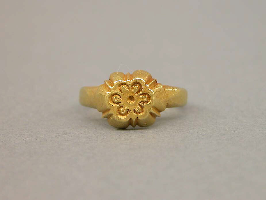 Ring with Floral-Shaped Bezel and Design Details, Gold, Indonesia (Java)