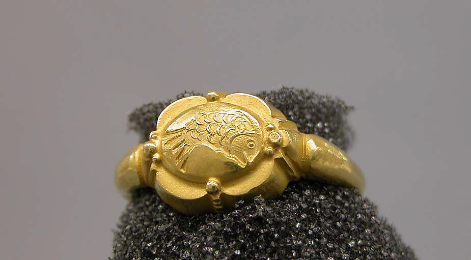 Ring with Quatrefoil-Shaped Bezel with Fish Motif, Gold, Indonesia (Java) 