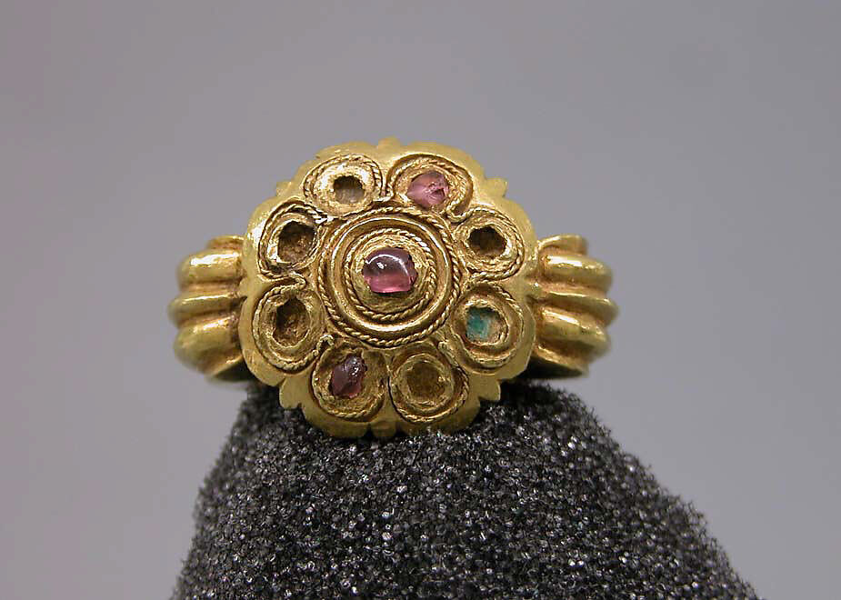 Stirrup-Shaped Ring with Stones Set in Circular Bezel, Gold with stones, Indonesia (Java)