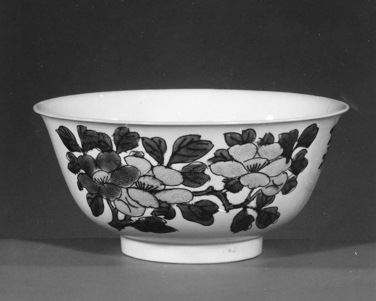 Bowl (one of a pair), Porcelain painted in famille verte enamels on the biscuit, China 